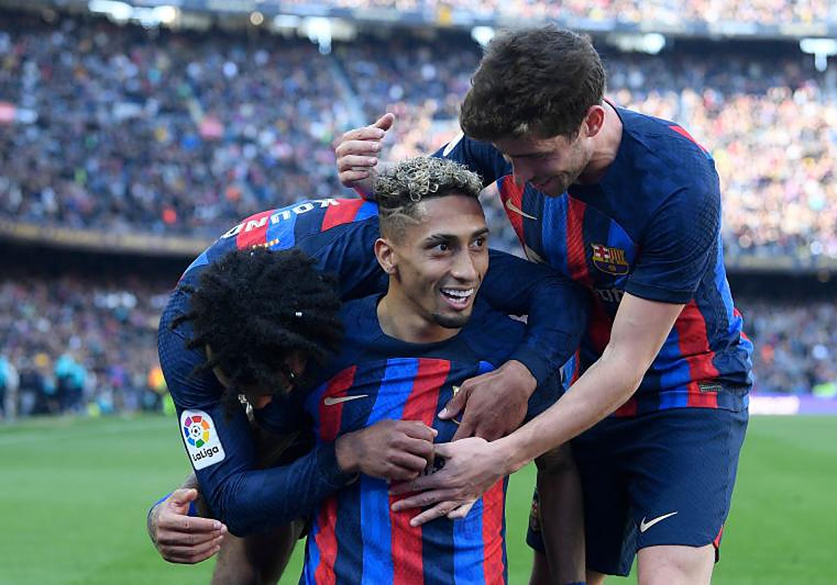 Kounde y Sergi Roberto felicitan a Raphinha por su gol al Valencia