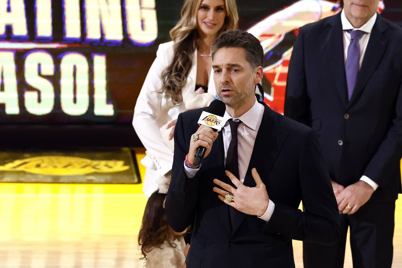 La retirada de la camiseta de Pau Gasol de los Lakers, en imágenes