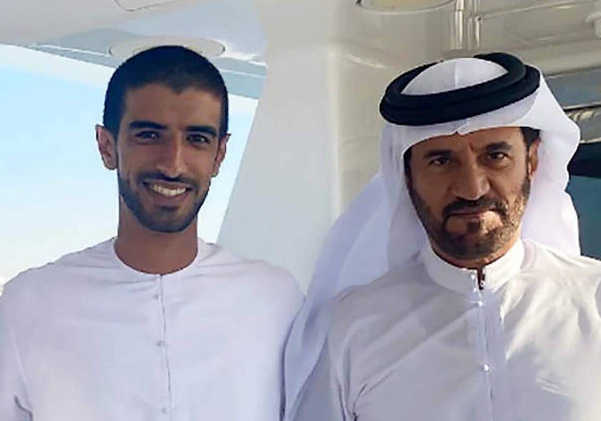 Saif Muhammad bin Salim, a la izquierda, junto a su padre, el presidente de la FIA