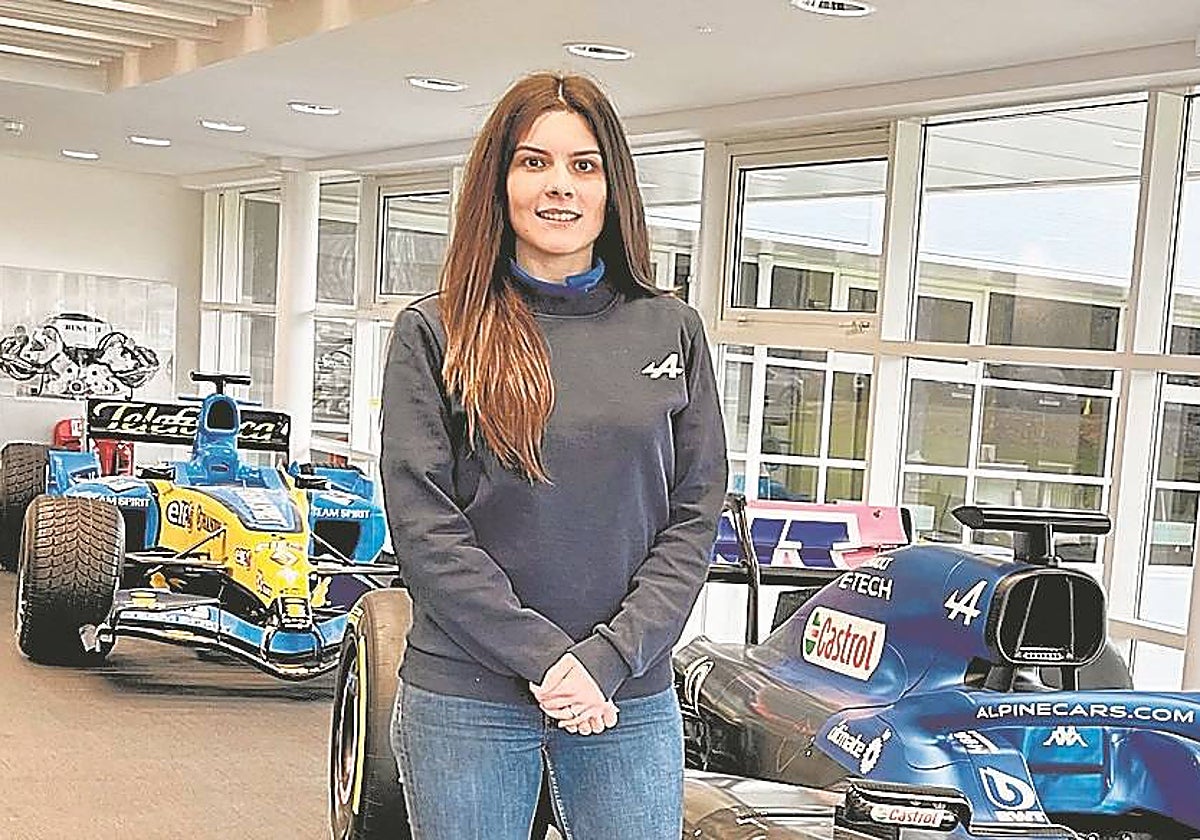 María Rubia, en la fábrica de Alpine