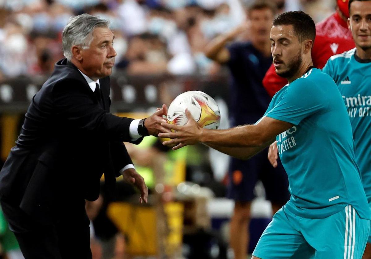Ancelotti y Hazard, durante un partido