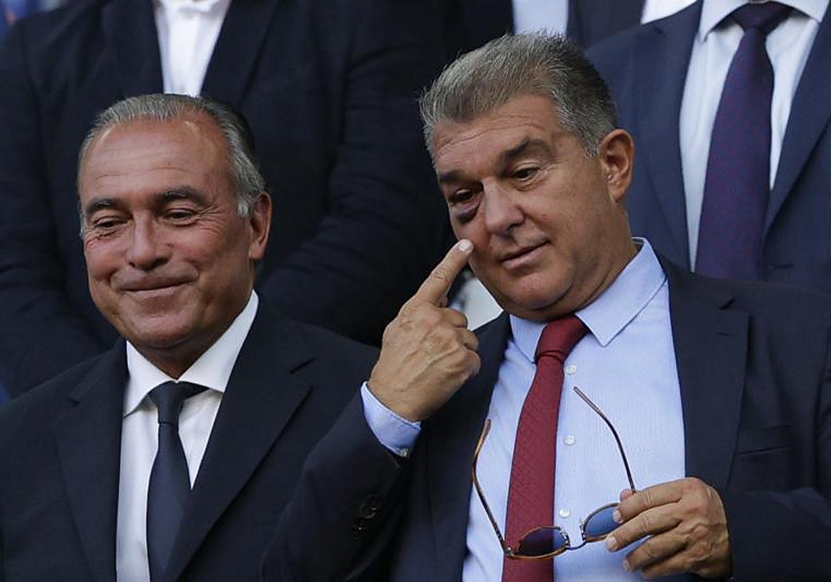 Joan Laporta, junto a Rafa Yuste, se señala un ojo