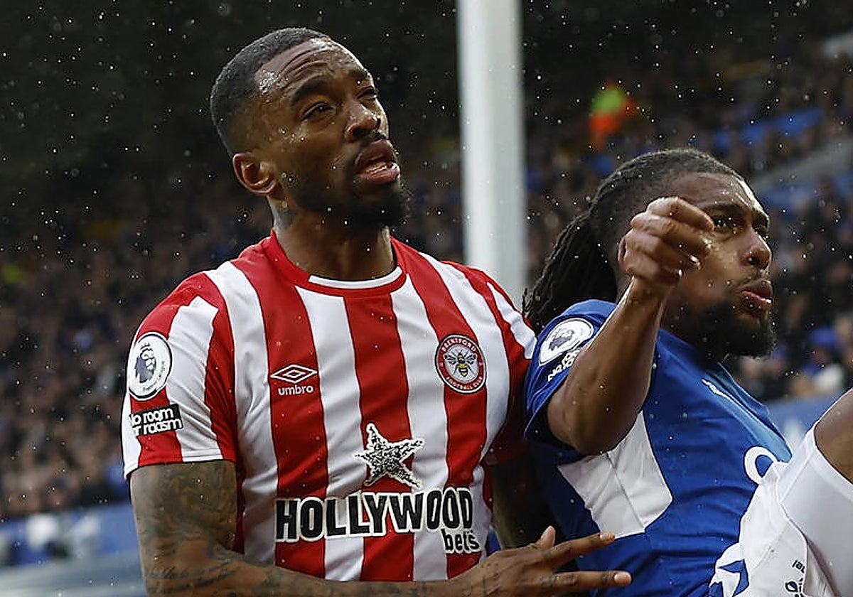 Ivan Toney, izquierda, durante un partido con el Brentford