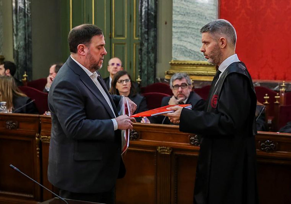 Oriol Junqueras intercambia documentación con su abogado Andreu Van Den Eynde