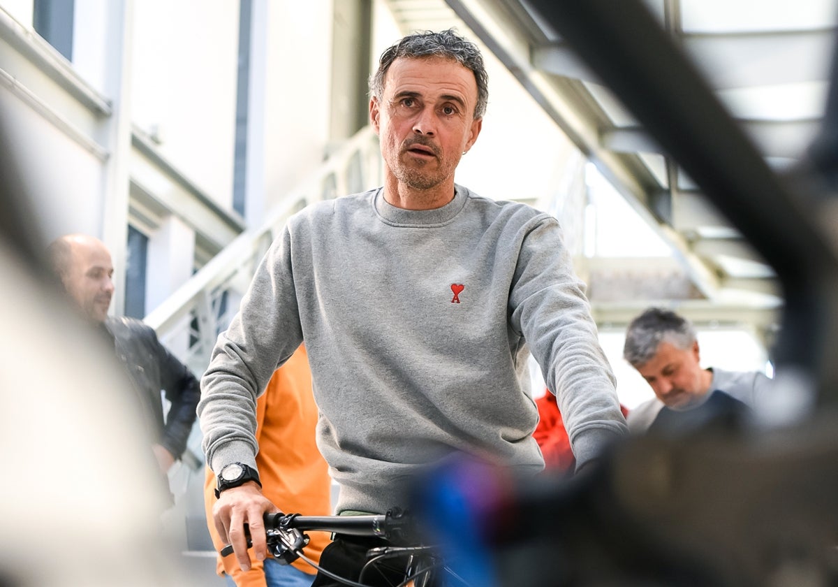 Luis Enrique, en la fábrica de Avilés de la empresa MMR Bikes