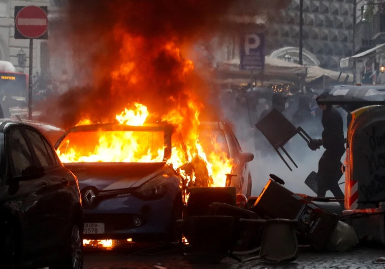 Uno de los coches quemados en los incidentes entre ultras del Nápoles y el Eintracht