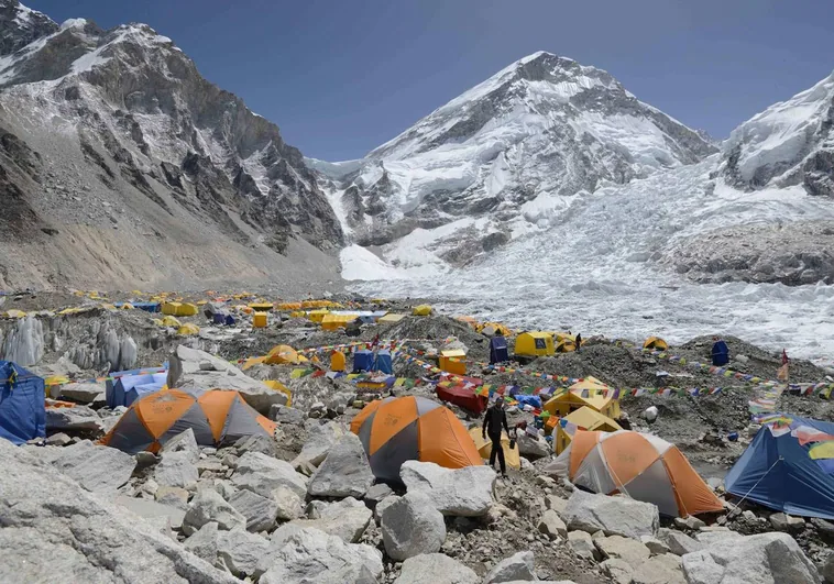 Una ciudad a los pies del Everest