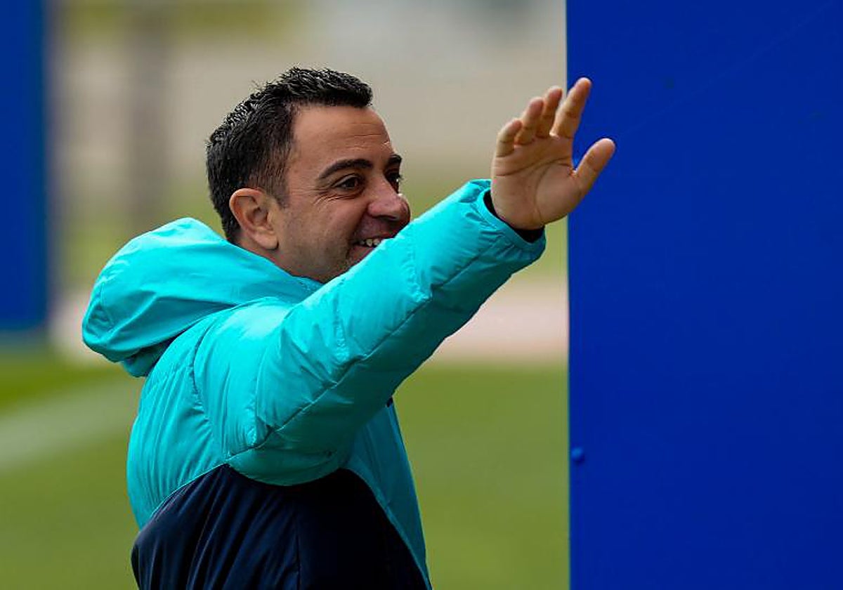 Xavi saluda durante el entrenamiento de este sábado