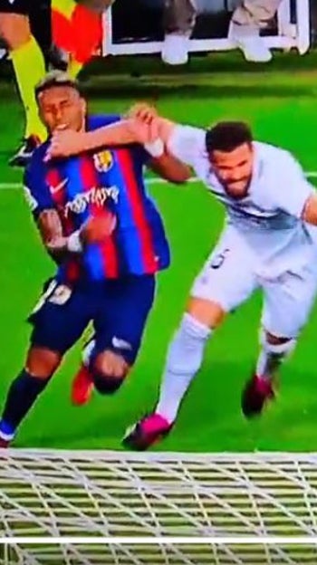 El Barcelona reclamó la segunda amarilla para nacho en este lance con Raphinha