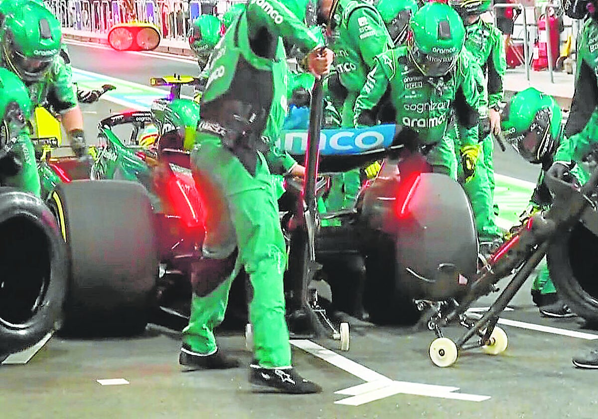 Momento en el que el mecánico toca el Aston Martin de Alonso con el gato