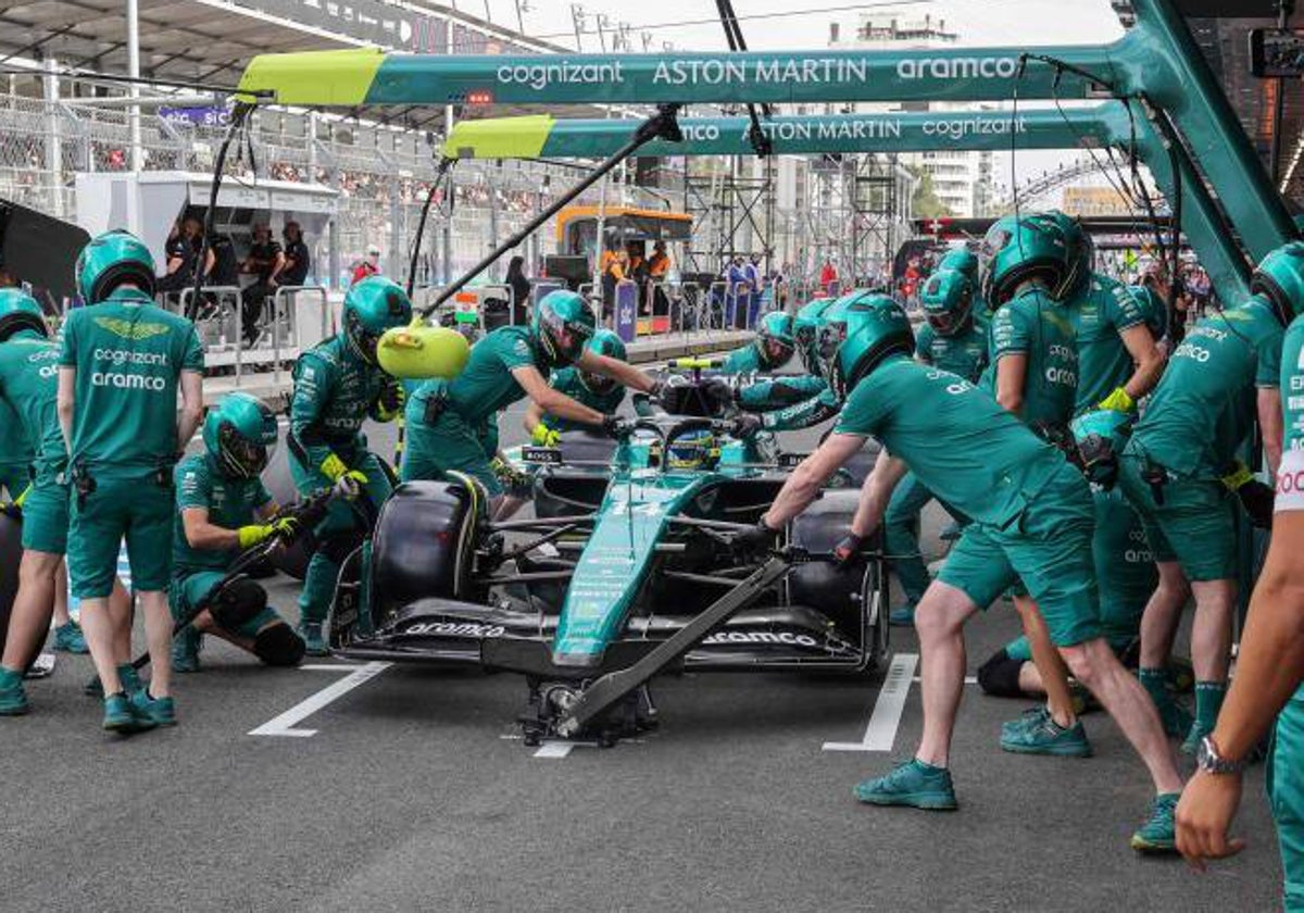 Alonso, en el garaje de Aston Martin