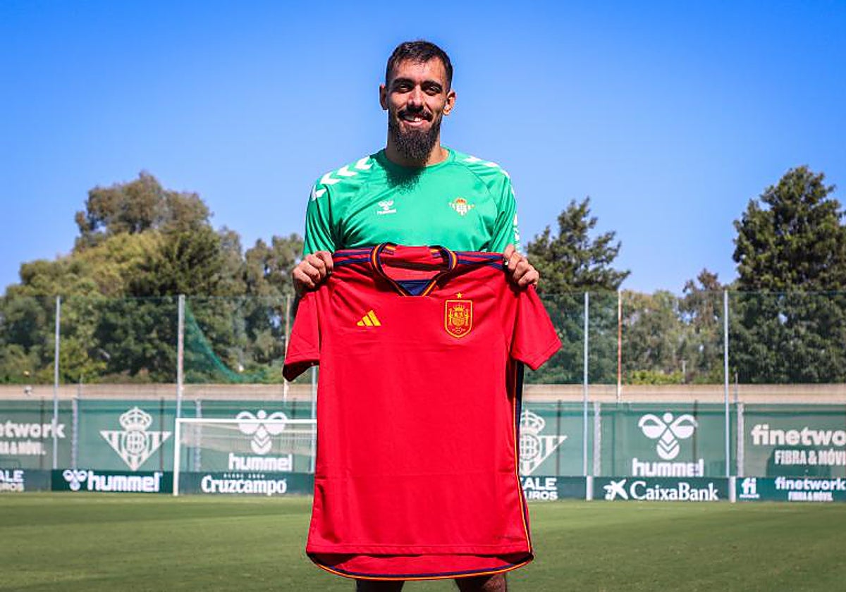 El delantero del Betis Borja Iglesias posa con la camiseta de la selección española