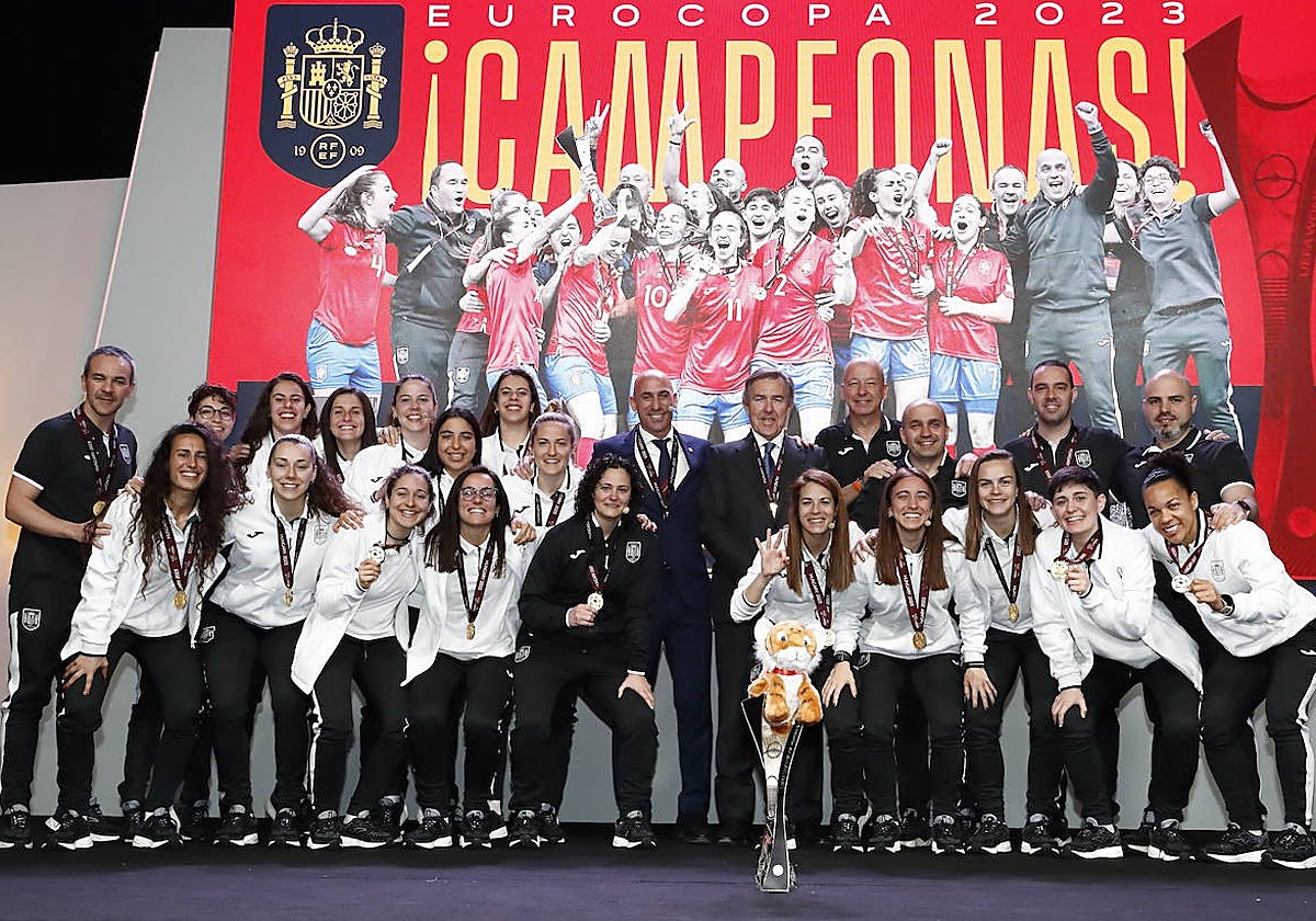 Las campeonas posan con el trofeo de la última Eurocopa