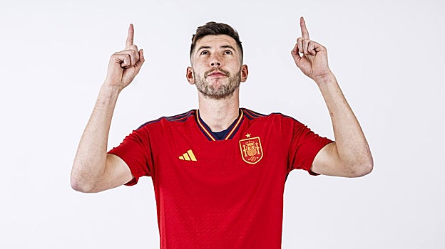 David García posa con la camiseta de la selección