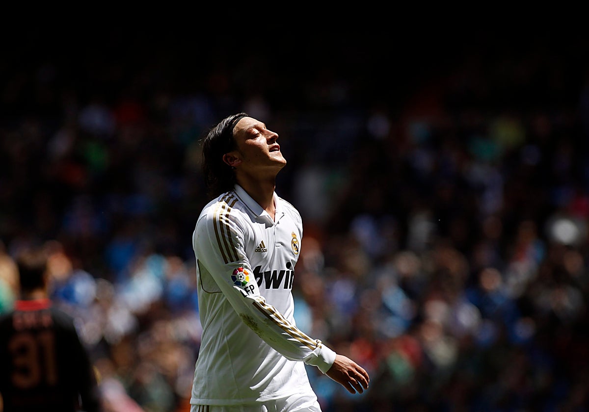Ozil, durante un Real Madrid - Sevilla en el Santiago Bernabéu (2012)