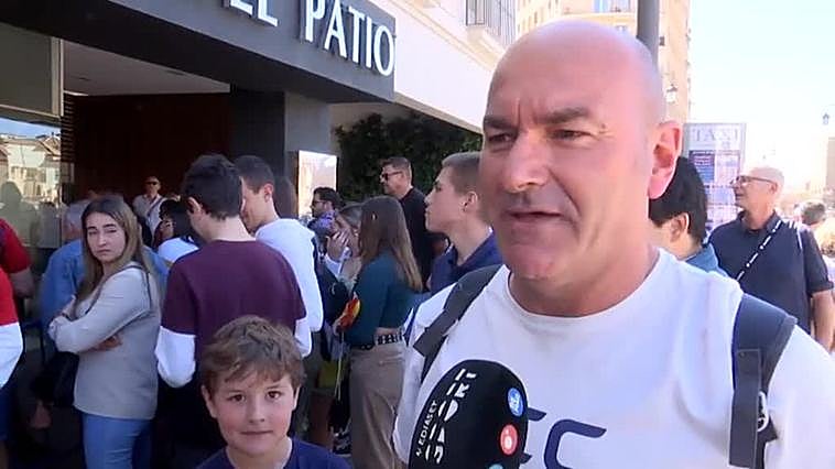 Ilusión frente al hotel de la selección a la espera del estreno de Luis de la Fuente