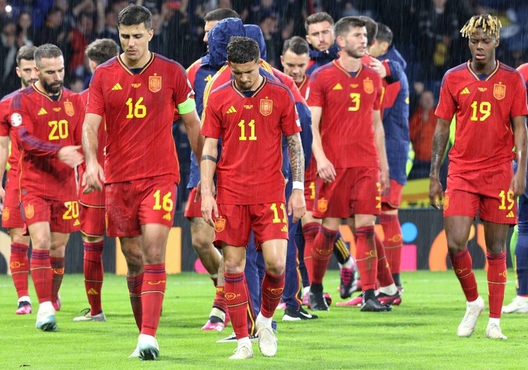 Los jugadores de la selección española, cabizbajos tras la derrota ante Escocia
