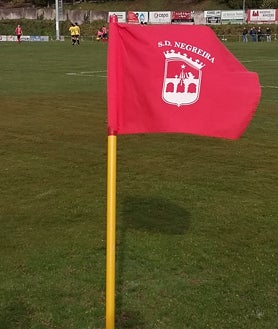 Imagen secundaria 2 - La SD Negreira, que llegó a jugar en la categoría de bronce del fútbol español, milita actualmente en la Primera Gallega. En las imágenes inferiores, dos detalles del García Calvo, el modesto estadio de este municipio coruñés de 6.500 habitantes 