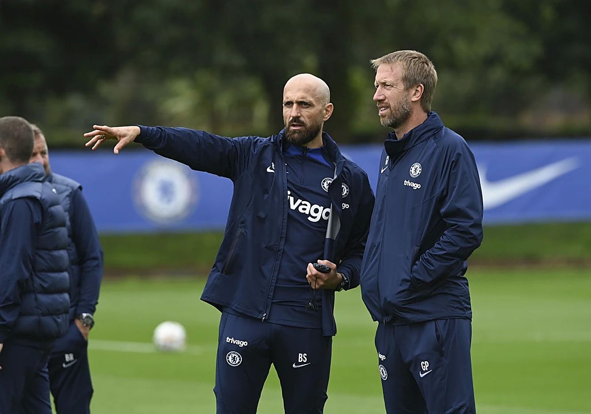 Saltor (izquierda) junto al extécnico del Chelsea Graham Potter durante un entrenamiento