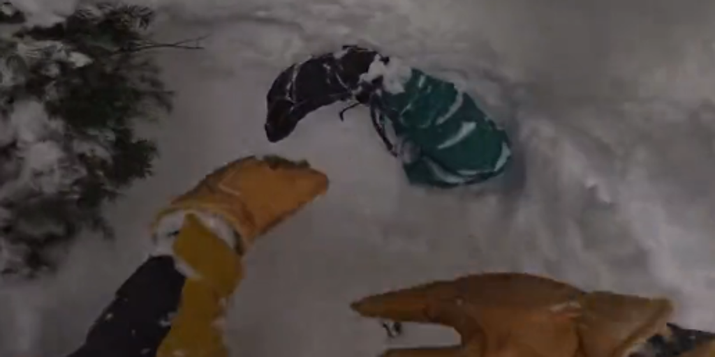 Angustioso rescate de un esquiador sepultado en la nieve