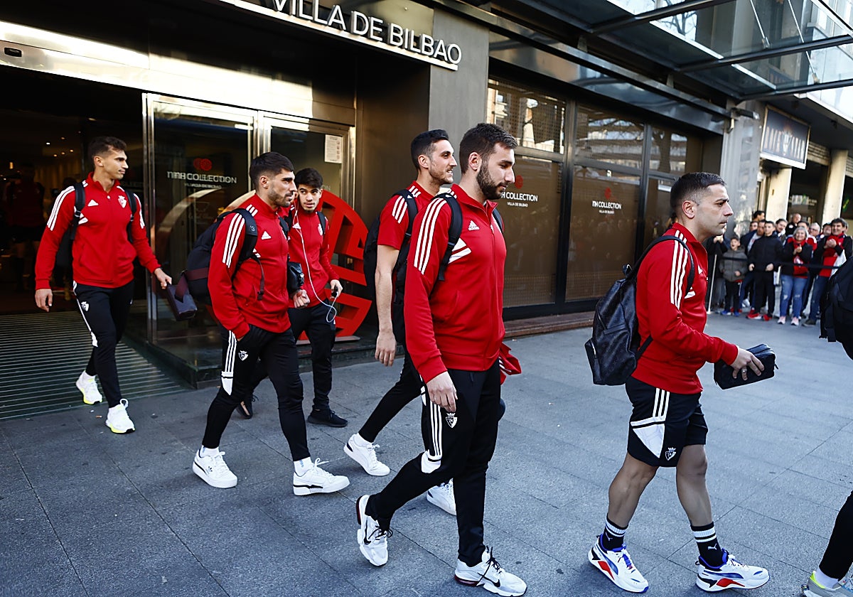 Los jugadores de Osasuna salen del hotel en Bilbao