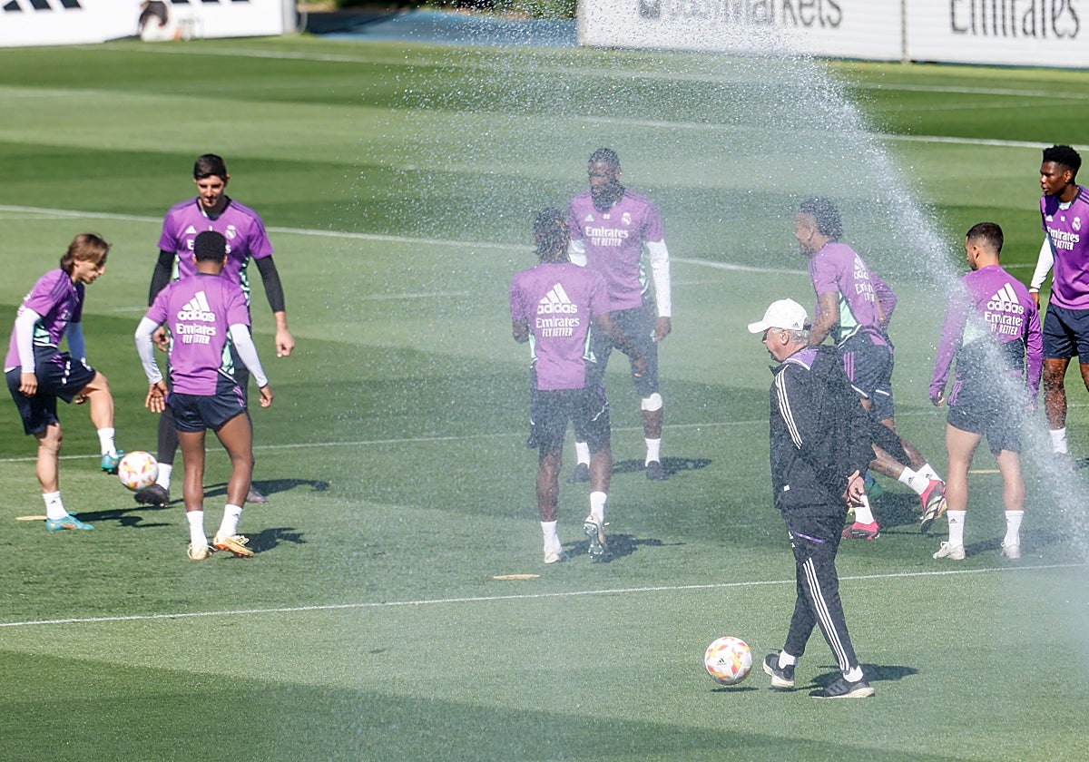 Ancelotti, durante el entrenamiento de ayer