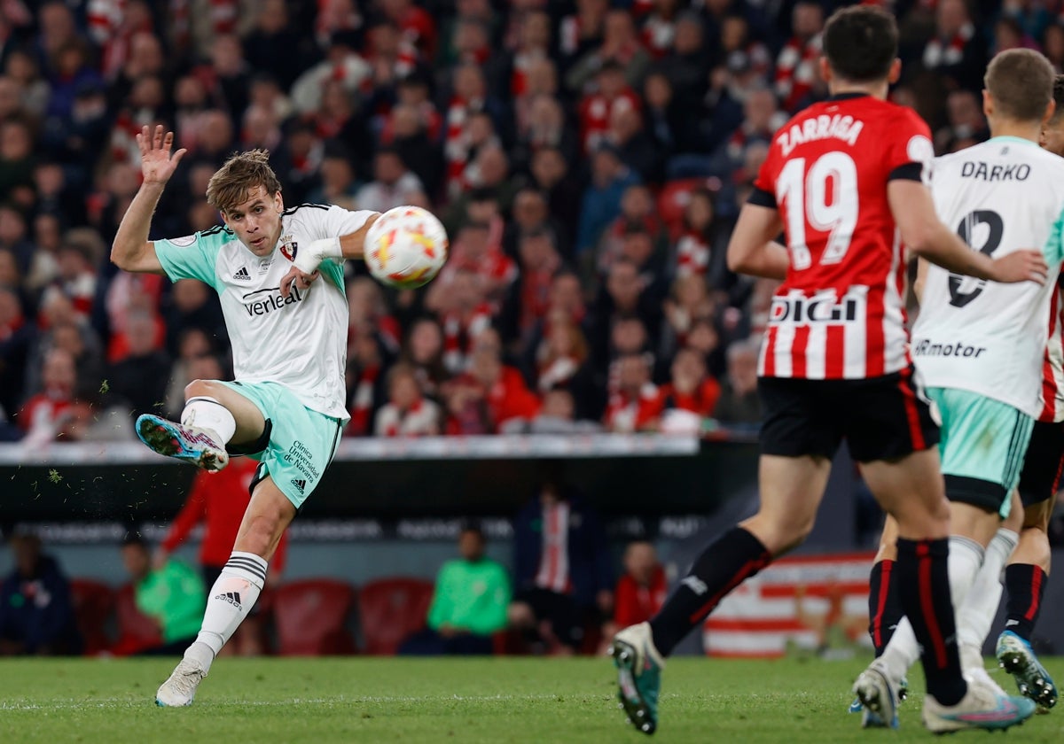 Ibáñez remata el balón que clasifica a Osasuna a la final de Copa