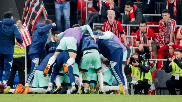 La plantilla de Osasuna envuelve a Ibáñez tras su gol en San Mamés