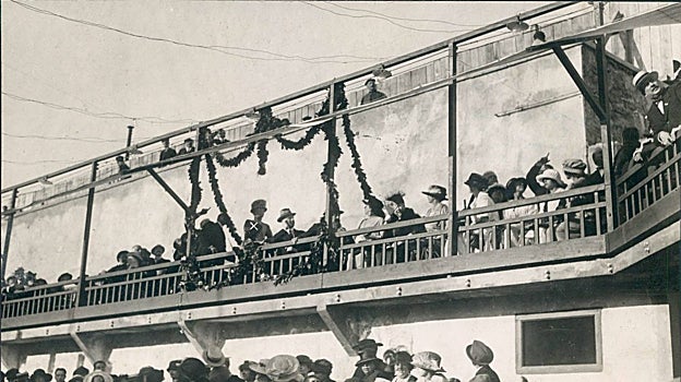 La Reina María Cristina como espectadora de un partido en San Sebastián