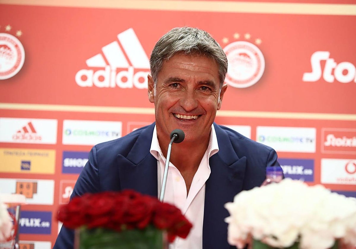 Míchel, en una comparecencia con Olympiacos
