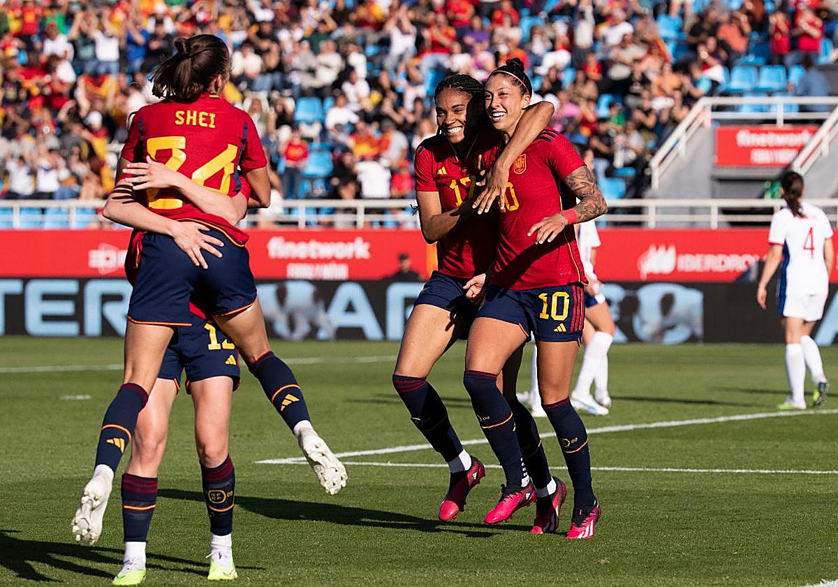 Jenni Hermoso y Salma Paralluelo celebran los goles de España