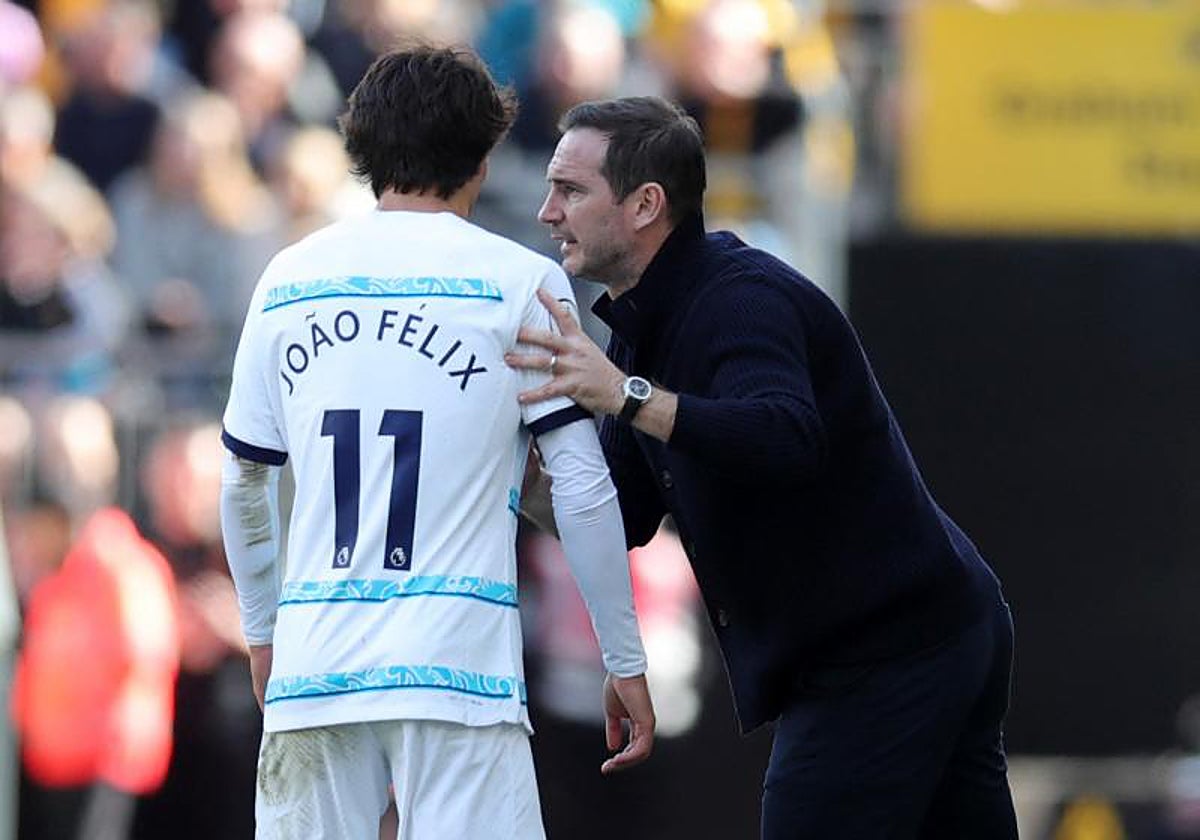 Lampard da instrucciones a Joao Félix durante el partido