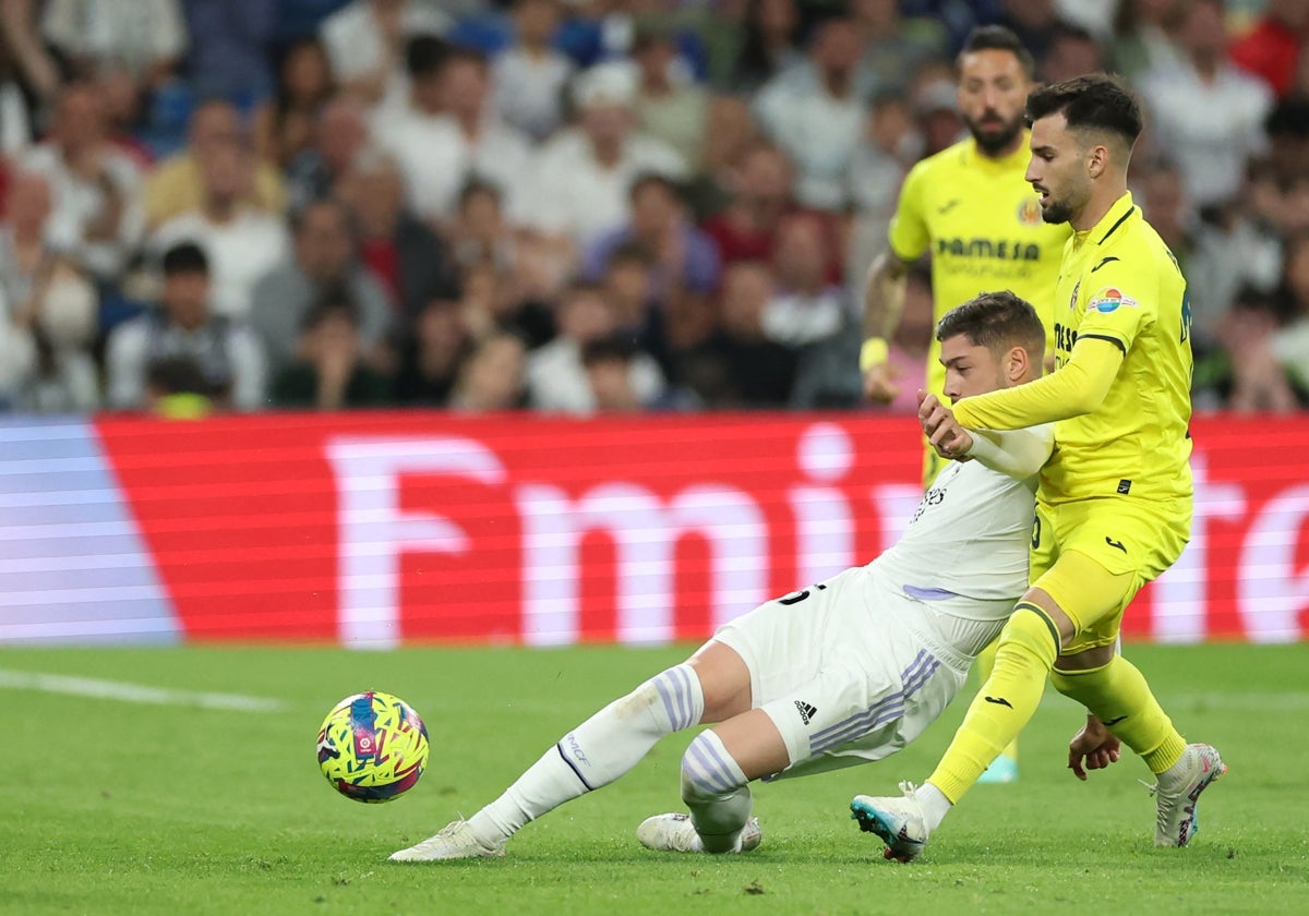 Valverde y Baena pugnan por un balón durante el partido