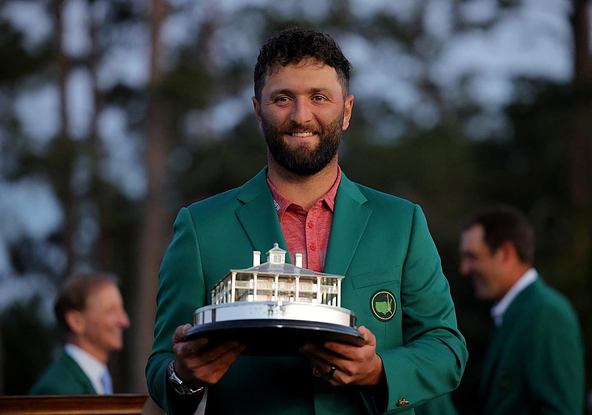 Jon Rahm posa con el trofeo del Masters de Augusta 2023
