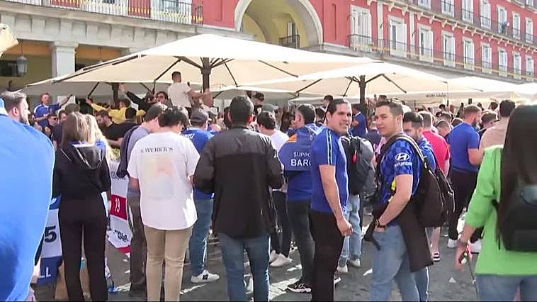 La afición del Chelsea se prepara en la Plaza Mayor para el partido contra el Real Madrid