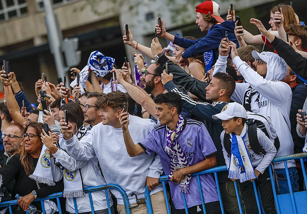 Las inmediaciones del Santiago Bernabéu, a la llegada del autobús del Real Madrid