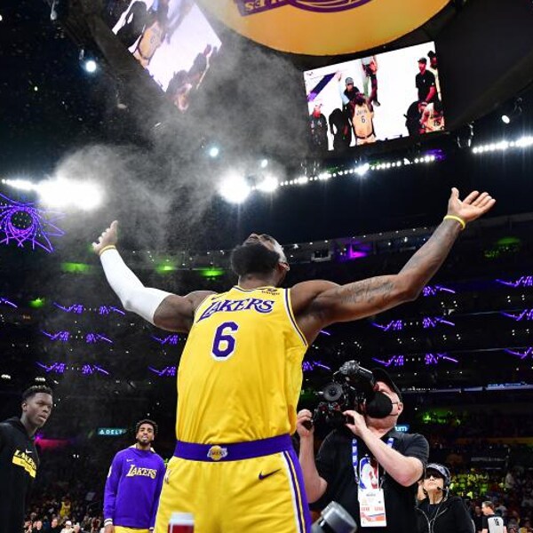LeBron clasifica a los Lakers para los playoffs en un final de infarto frente a los Wolves