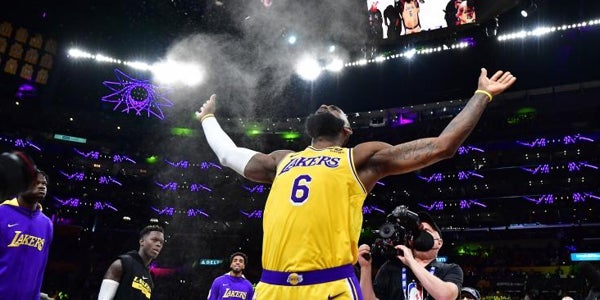 LeBron clasifica a los Lakers para los playoffs en una final de infarto frente a los Wolves