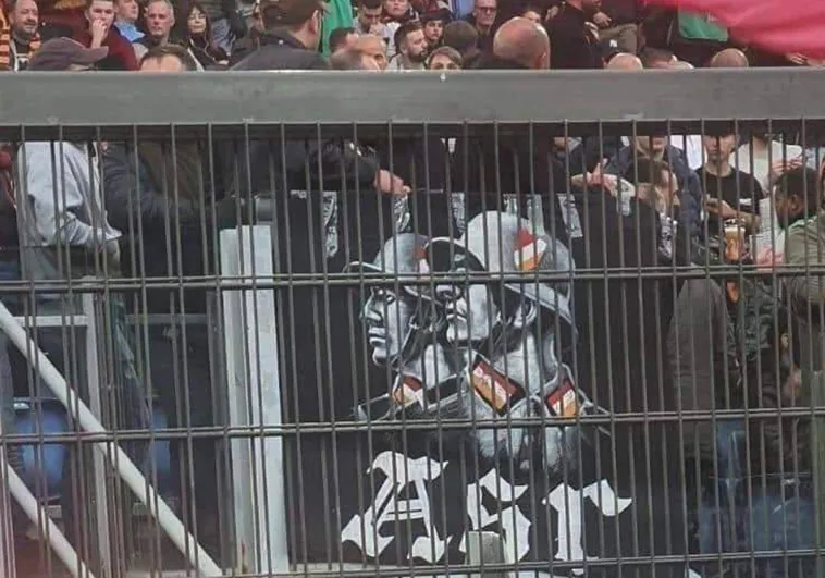 Banderas y uniformes nazis, y camisetas de Hitler: la estela del racismo en las gradas del fútbol italiano