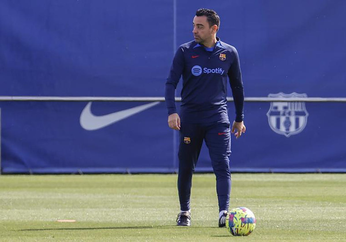 Xavi dirige el entrenamiento del Barcelona