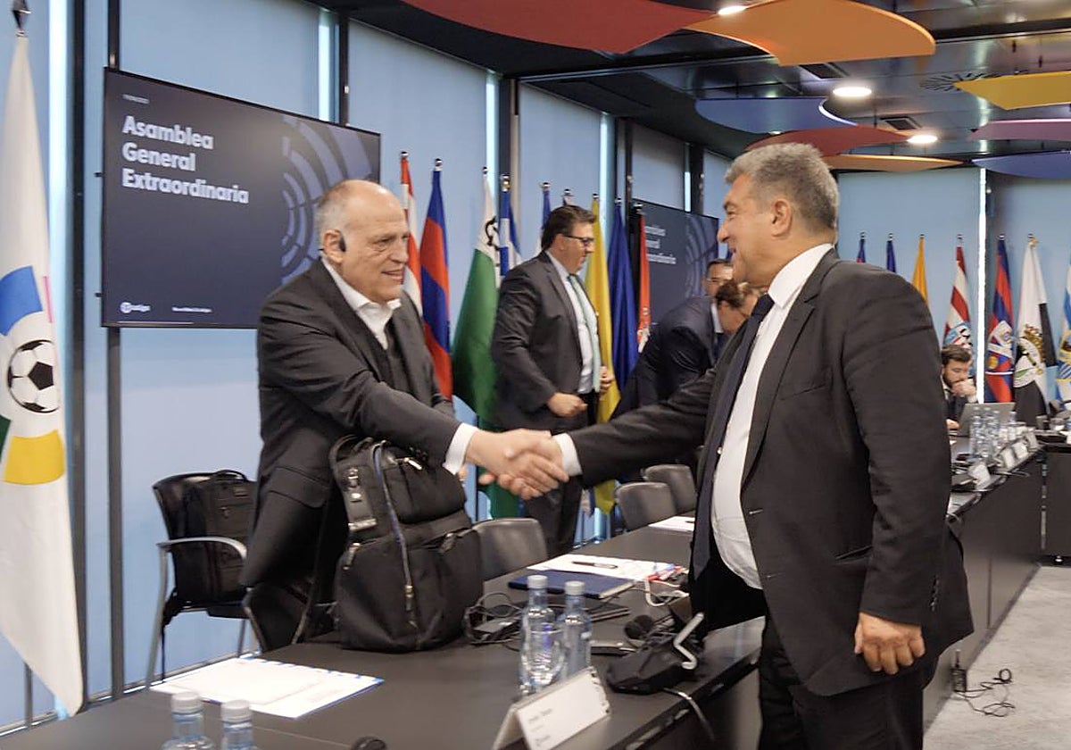 Javier Tebas y Joan Laporta estrechan sus manos en la Asamblea Extraordinaria de LaLIga