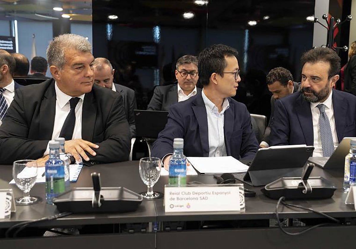 Laporta (Barcelona), el representante del Espanyol, y José Ángel Sánchez (Real Madrid), en la Asamblea