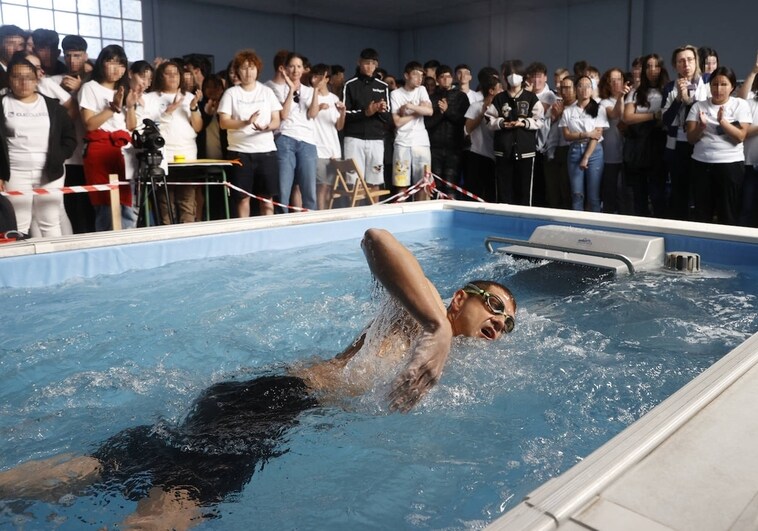 24 horas nadando sin parar: el español que bate récords en una piscina diminuta
