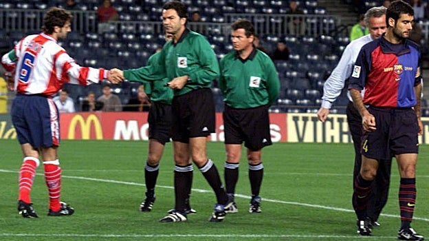 El paripé del sorteo arbitral en la semifinal copera: Santi se despide de Díaz Vega mientras Guardiola se va.
