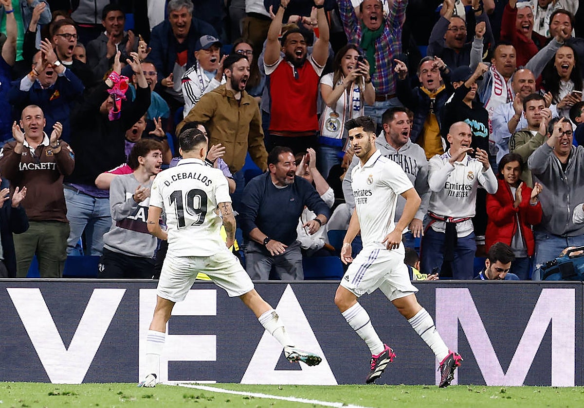 Asensio celebra su gol con Ceballos