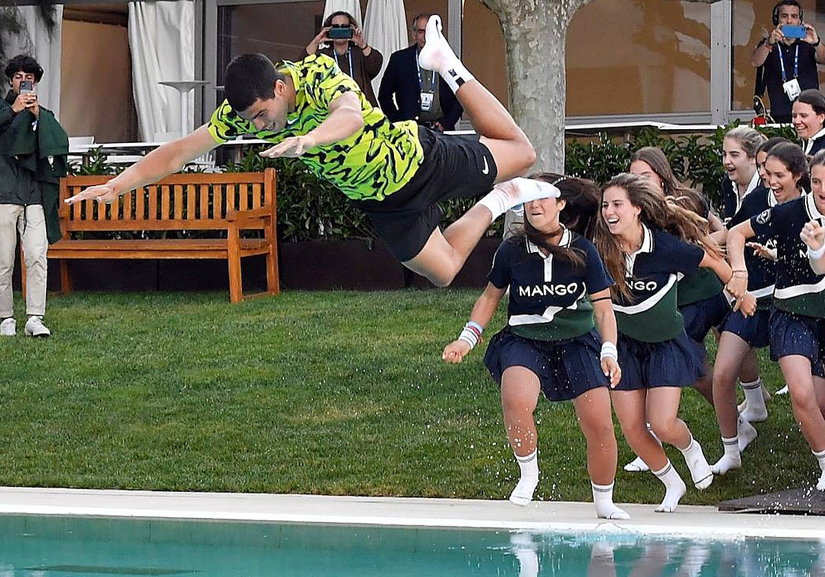 Carlos Alcaraz se lanza a la piscina en Barcelona, como hace siempre el campeón