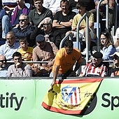 Indignación colchonera por la retirada de una bandera de España con el escudo del Atlético en el Camp Nou