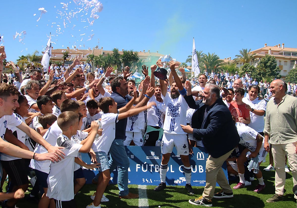Los aficionados recibiendo al Marbella, uno de los equipos ascendidos a Segunda Federación