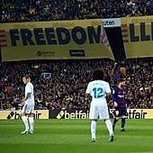 Firme para quitar una bandera de España, suave con las pancartas independentistas: el doble rasero del Barça