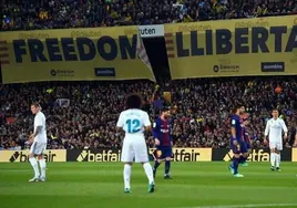 Firme para quitar una bandera de España, suave con las pancartas independentistas: el doble rasero del Barça